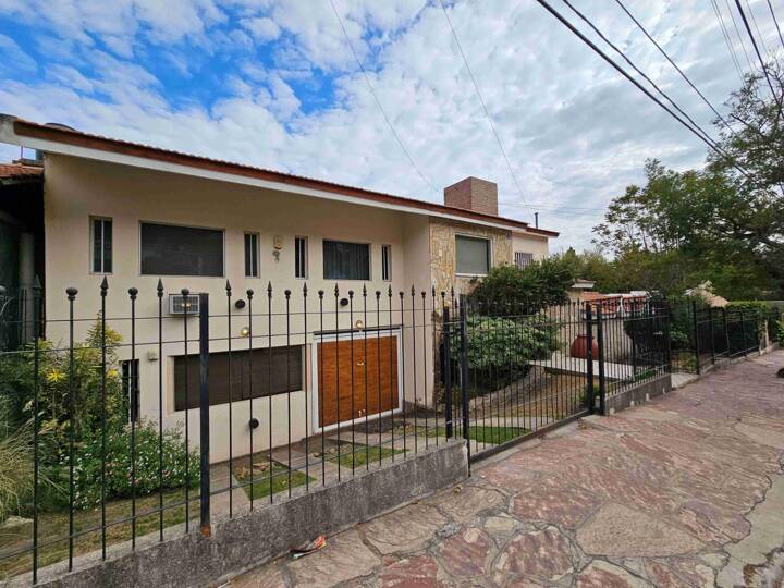 Casa en venta en Avenida 9 de Julio, 400, Villa Carlos Paz