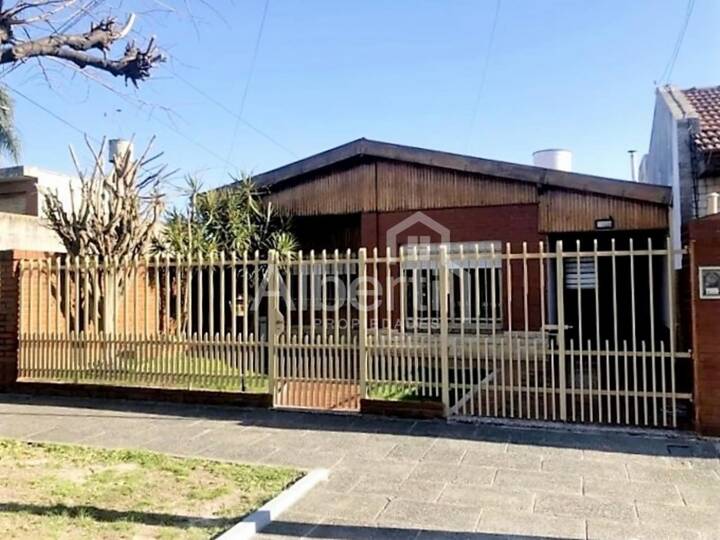 Casa en venta en Rivera Indarte, 129, Villa Luzuriaga